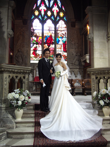 ウェディングドレスショップアトリエアンの幸せレポート 斎藤さんご夫妻13年6月28日挙式 パリ アドベンティスト教会